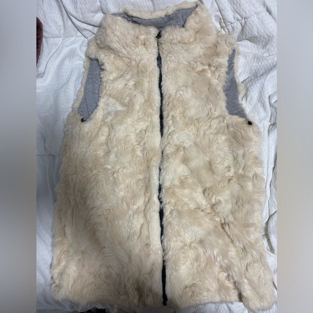 Cream fuzzy soft vest by justice ￼